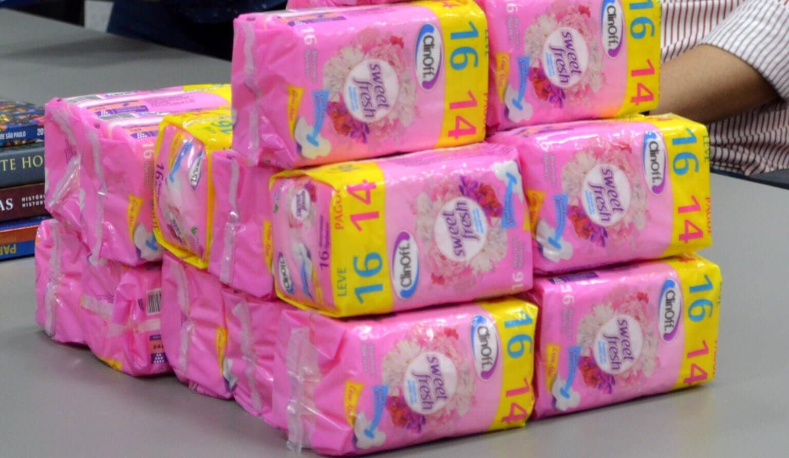 Rede pública de ensino do Acre fornece absorventes higiênicos gratuitos para alunas