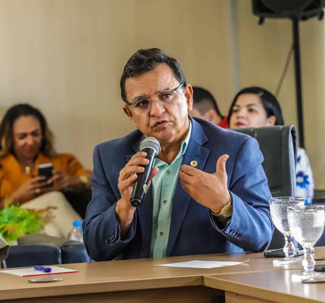 Luiz Gonzaga participa da assinatura de convênio para capacitar empresários