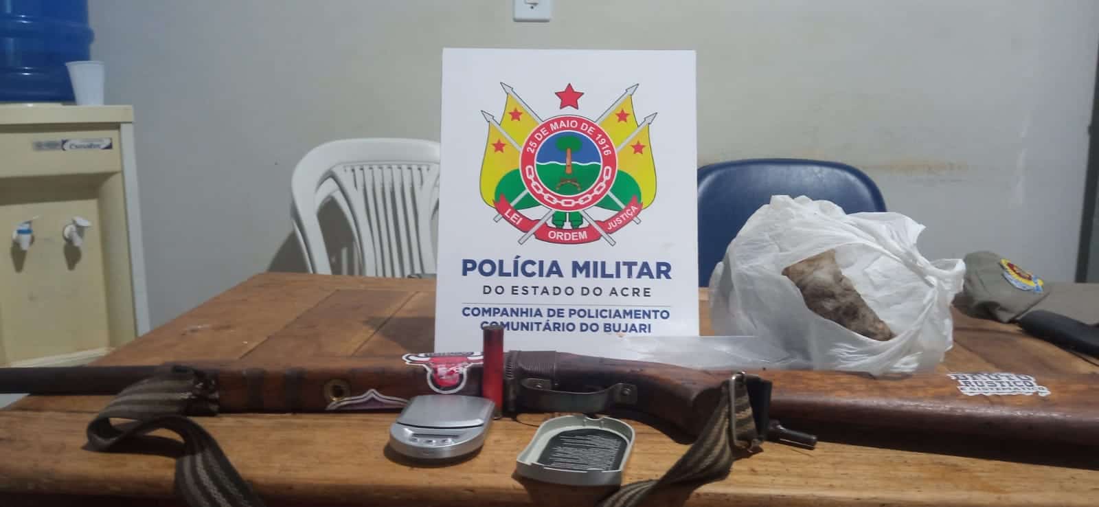Arma de fogo é encontrada em terreno de casa abandonada no município do Bujari