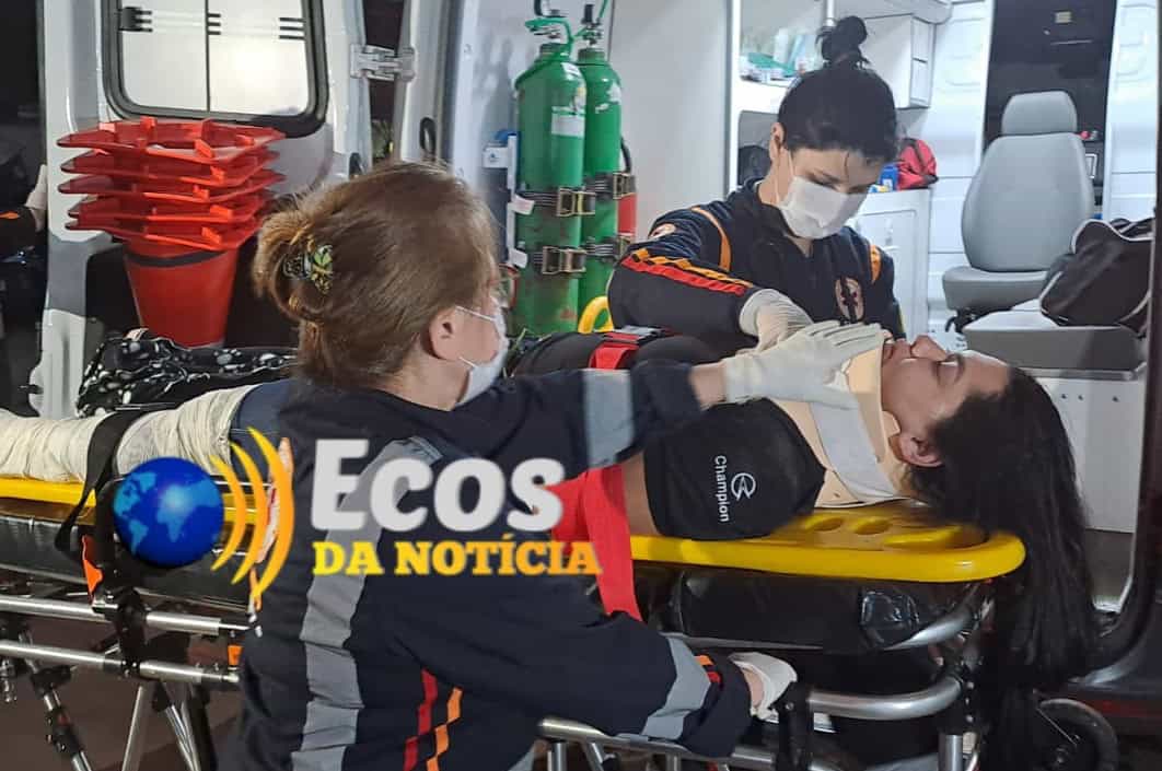 Mulher briga com namorado, sai de motocicleta e colide em poste, na capital