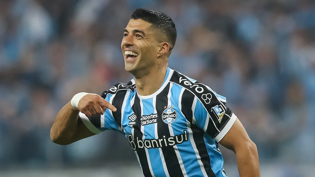 Com golaço de Suárez, Grêmio vence e afunda Inter na crise