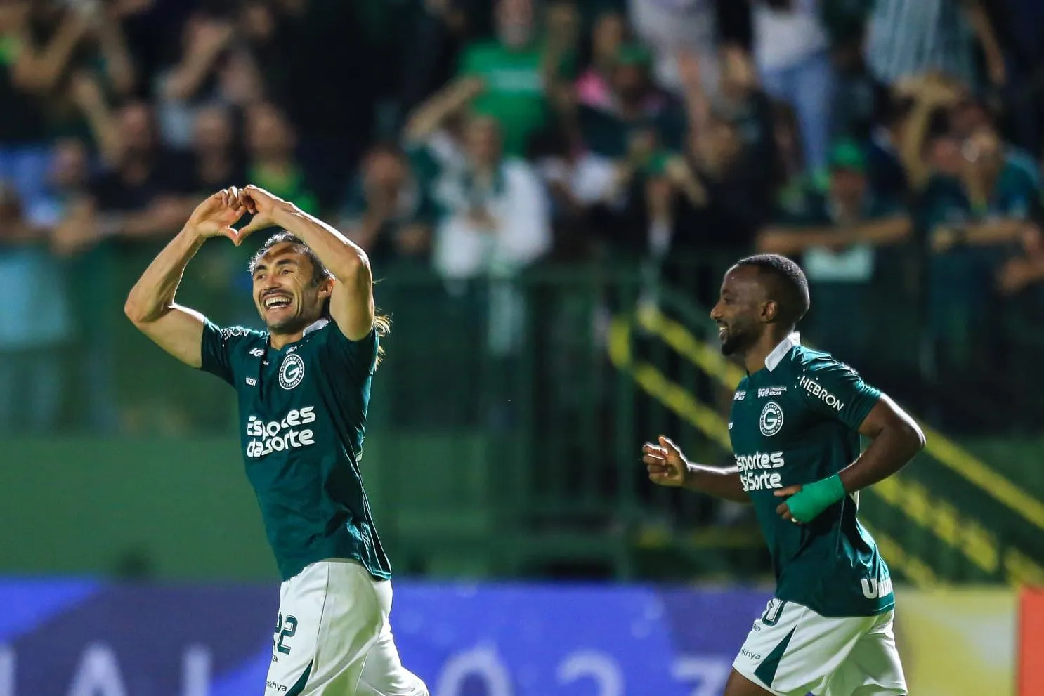 Goiás vence o Universitario com golaço de Apodi e assume a liderança do Grupo G