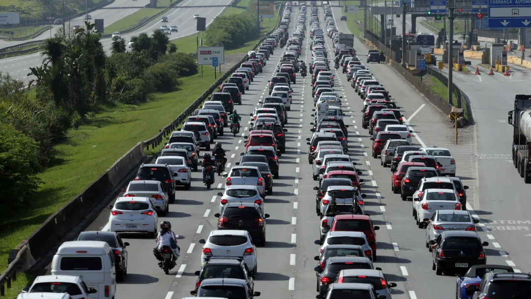 Governo quer anunciar no dia 25 medida para baratear carro popular; veja planos em estudo