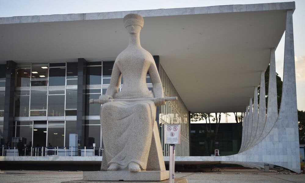 Fachada do Supremo Tribunal Federal (STF) com estátua A Justiça, de Alfredo Ceschiatti, em primeiro plano.