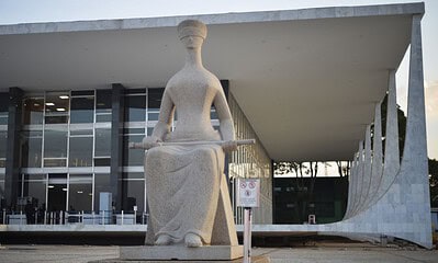 Fachada do Supremo Tribunal Federal (STF) com estátua A Justiça, de Alfredo Ceschiatti, em primeiro plano.