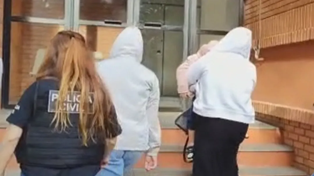 Presa mãe suspeita de receber mesada para que empresário abusasse de filha menor