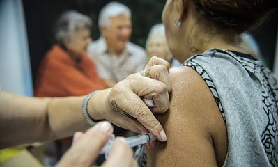 Idosos são vacinados em estação de metrô em Brasília, durante o dia D da Campanha Nacional de Vacinação contra Gripe de 2014 que começou na última terça-feira (22) vai até 9 de maio  (Marcelo Camargo/Agência Brasil)