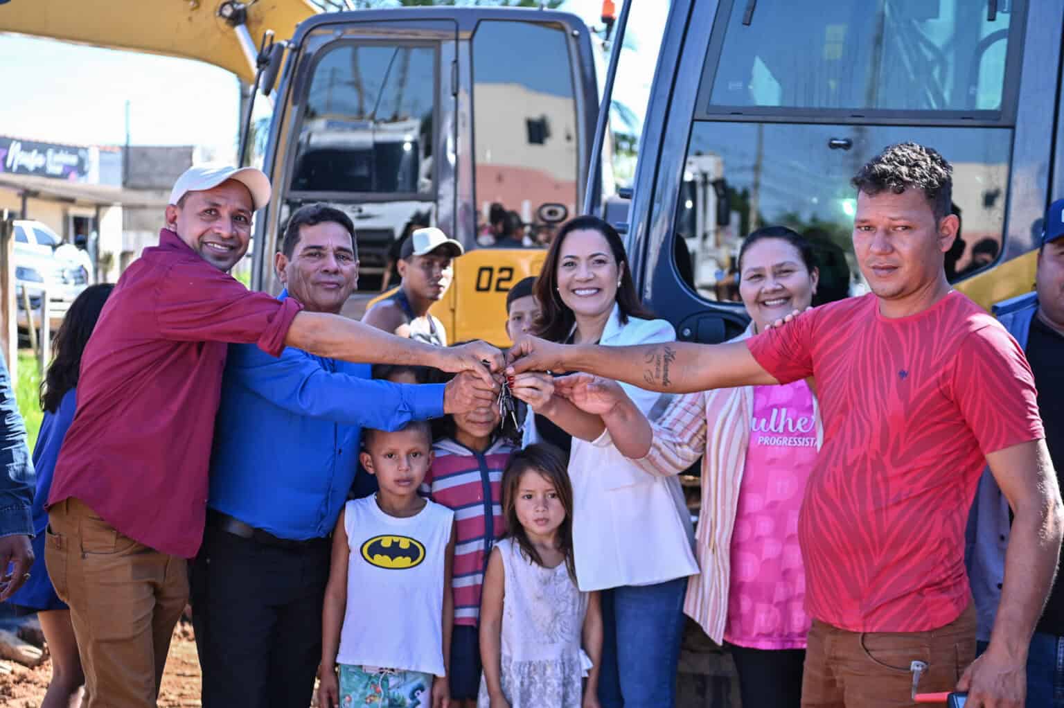 Governo do Acre entrega escavadeira  e cestas básicas no município de Manoel Urbano