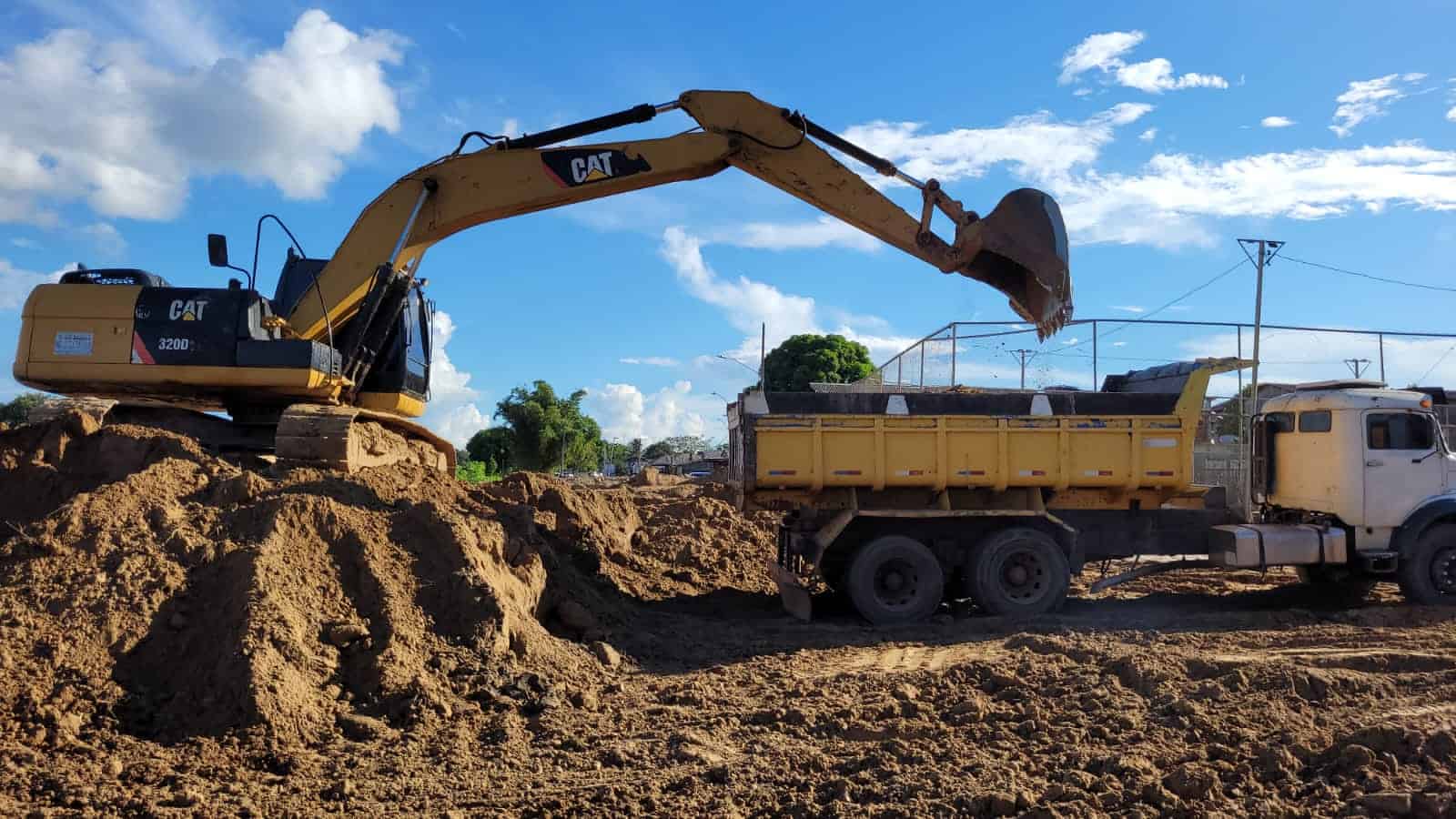 Prefeitura de Rio Branco avança nos serviços de recuperação no estacionamento da Base