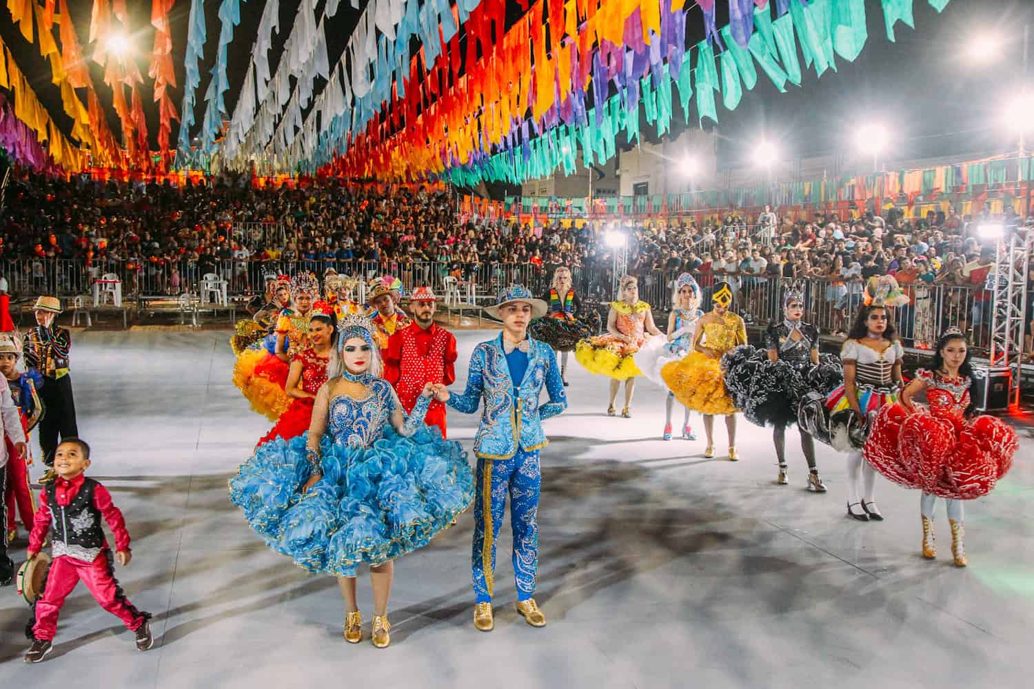 Centenas de pessoas participam da abertura do Arraial Cultural na Gameleira, na capital