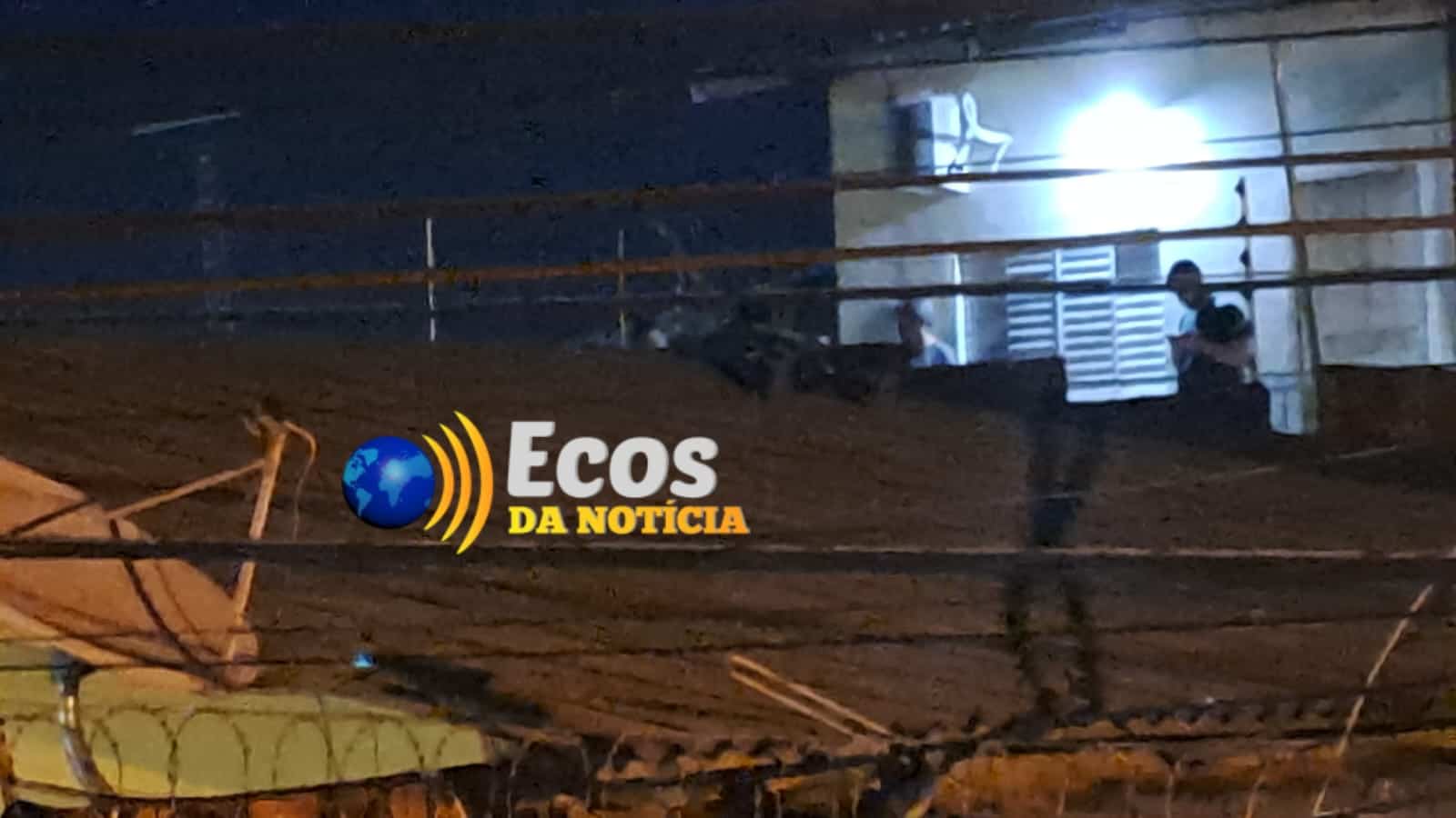 Ladrão é flagrado ao furtar casa, foge de populares e acaba preso em muro com cerca elétrica