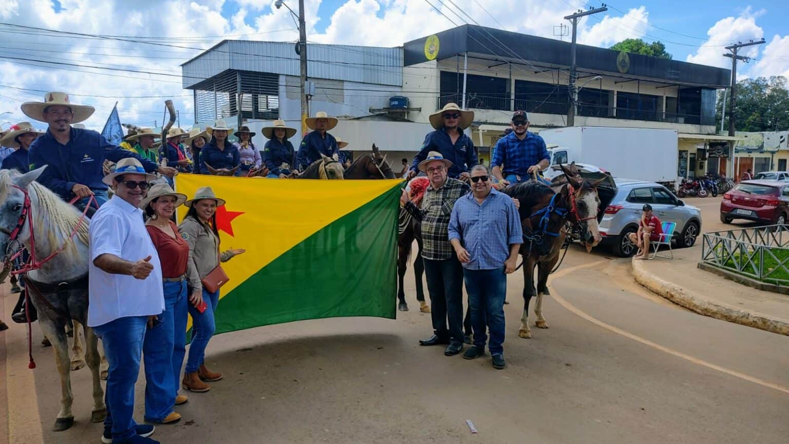 Tradicional cavalgada movimenta Feira do Agronegócio em Plácido de Castro