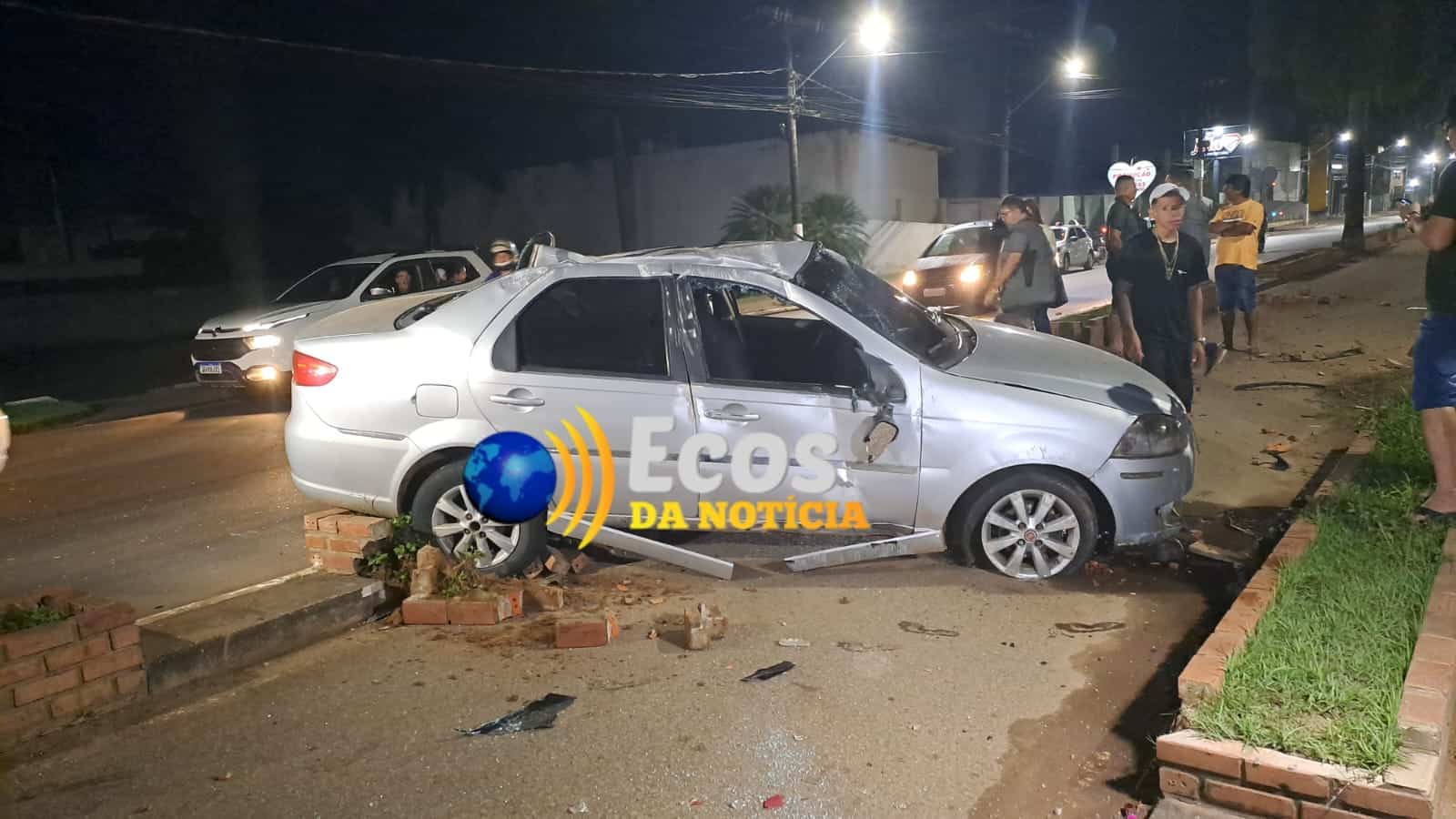 Família com criança de nove anos capota carro na Via Chico Mendes na capital