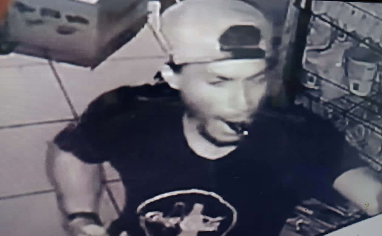 Ladrão invade comércio 2 vezes em menos de 3 horas e dá prejuízo de R$ 15 mil em bebidas e cigarros