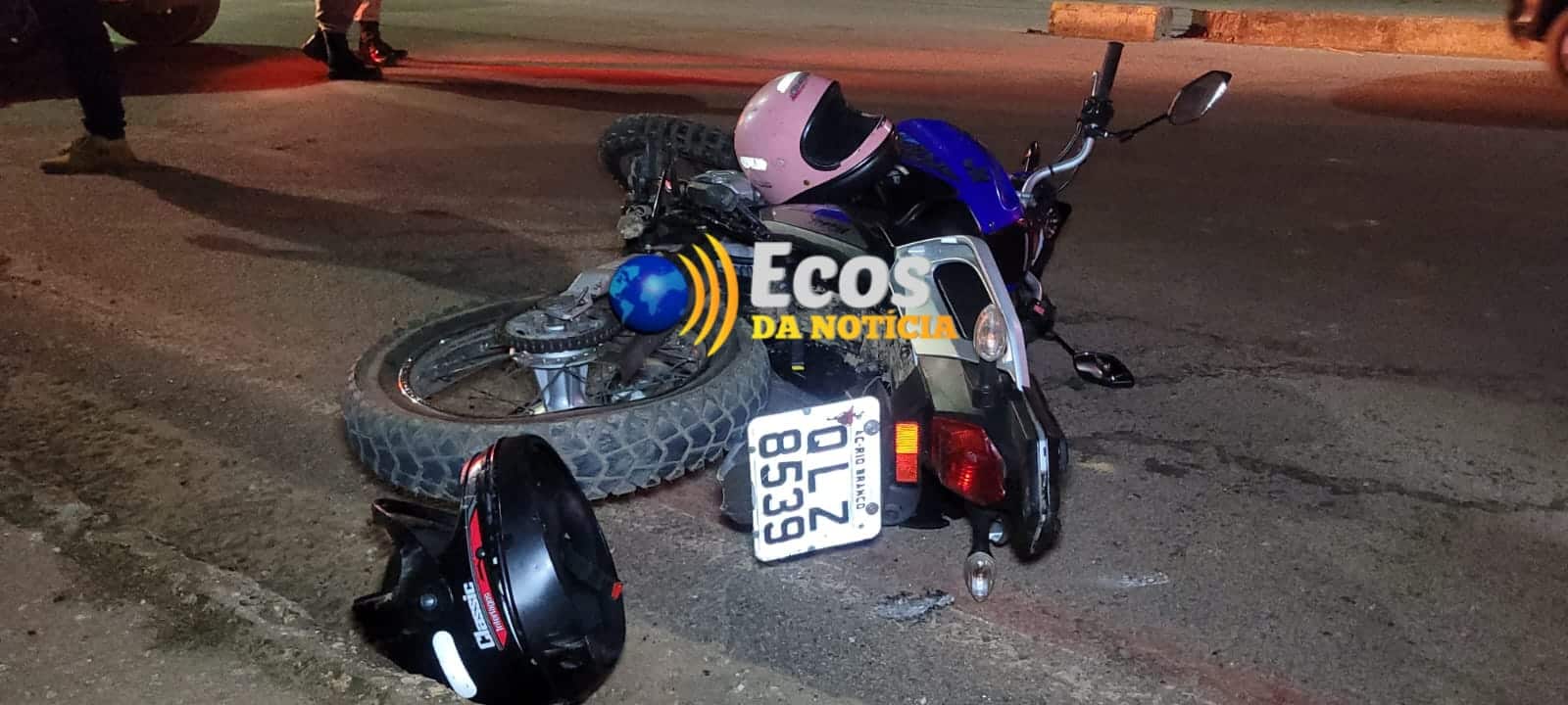 Mulher de 46 anos perde controle da motocicleta e é arremessada sobre meio fio da pista na capital