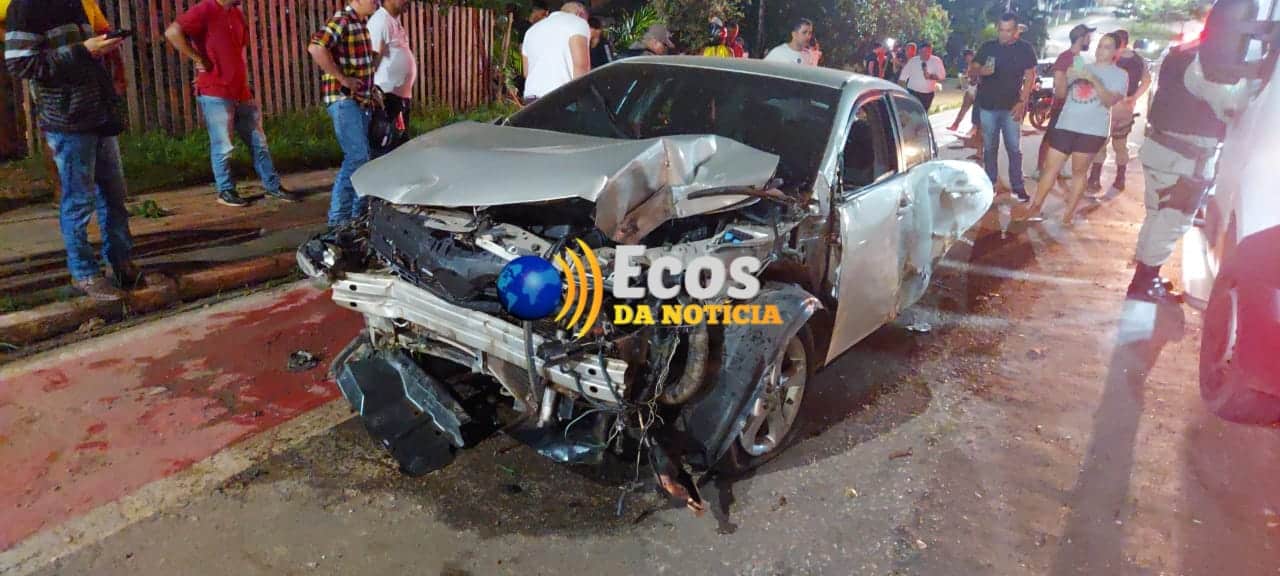 Colisão entre veículos deixa três mulheres feridas e carro destruído na capital