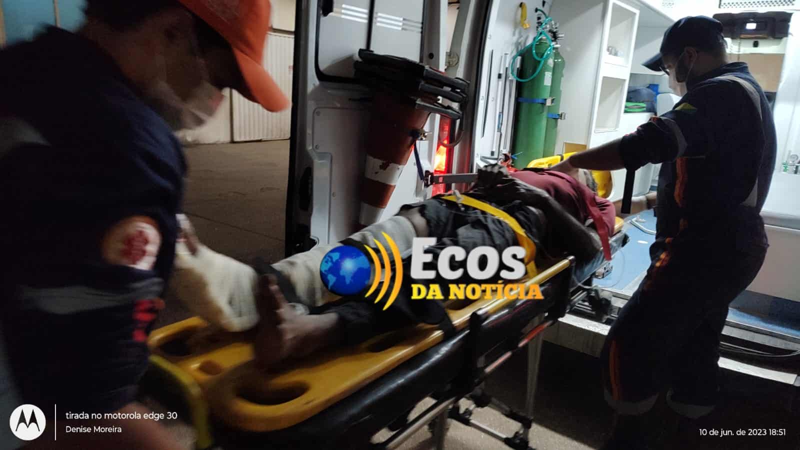 Homem para embaixo de carro ao ser atingido por veículo