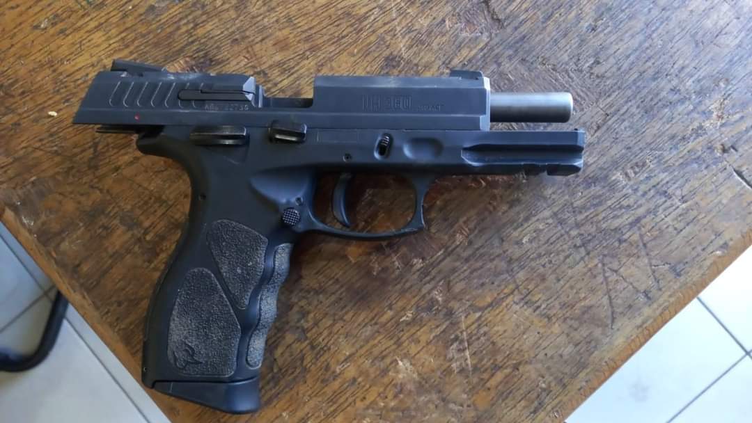 Homem embriagado dá tiros para o alto e no próprio automóvel na Vila Caquetá