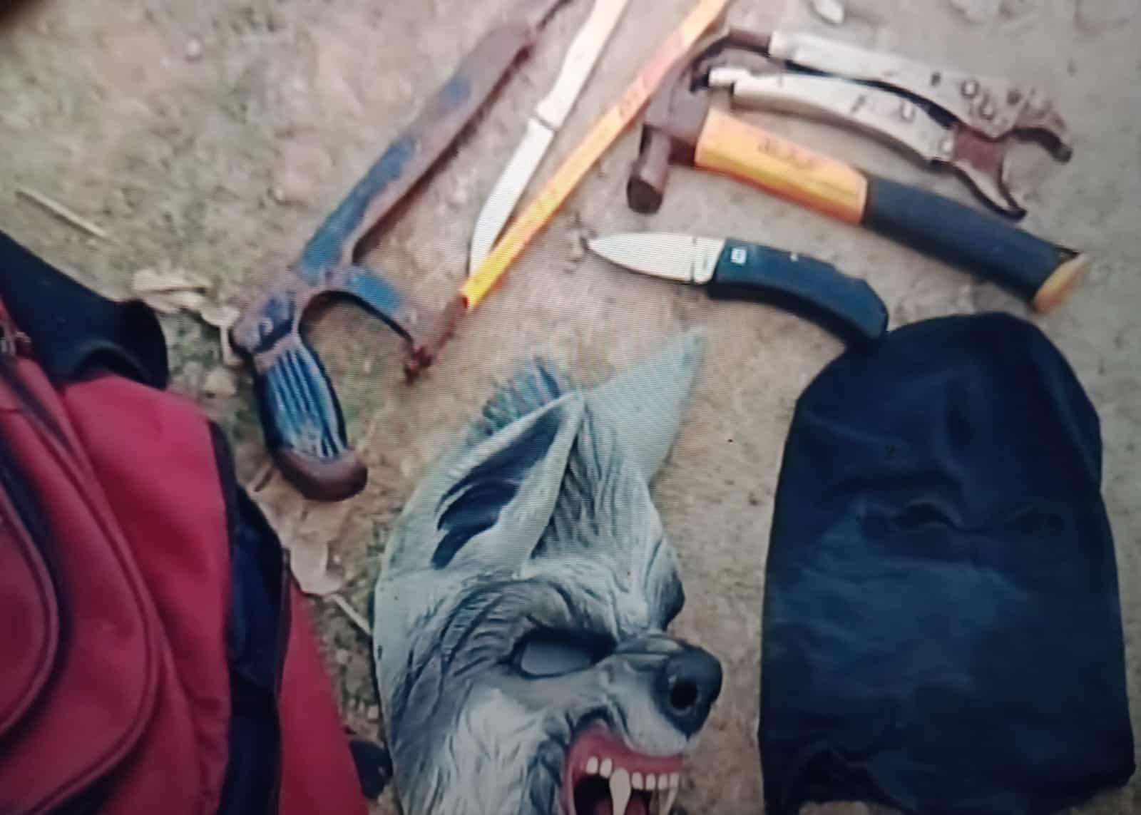 Usando máscara de lobisomem, assaltantes fazem família refém