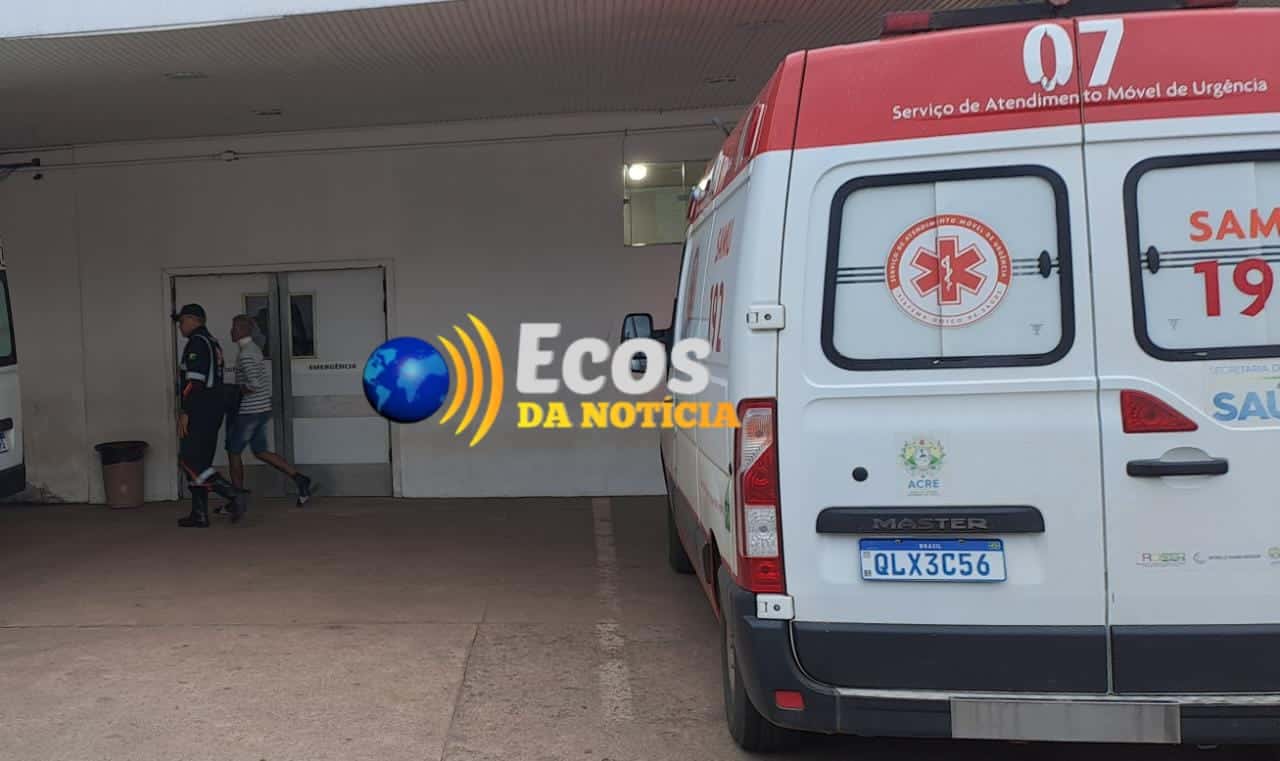 Motociclista colide com carro e acaba com pescoço cortado com estilhaço