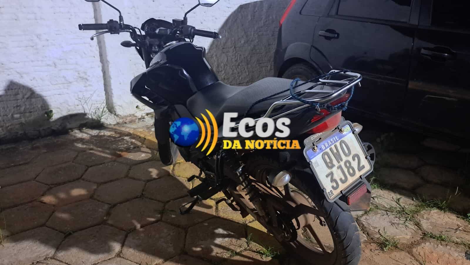 Polícia Mlitar recupera moto furtada no São Francisco e dois homens são capturados