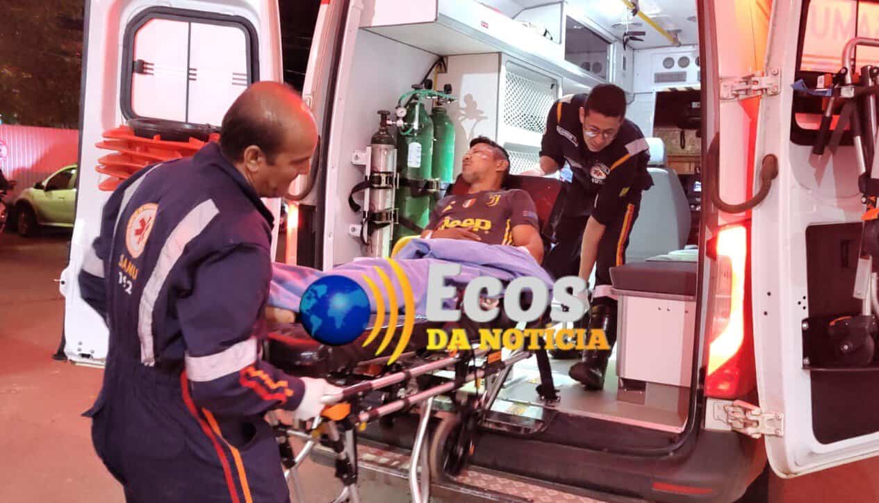 Motociclista fica ferido após passar por quebra mola e cair em avenida