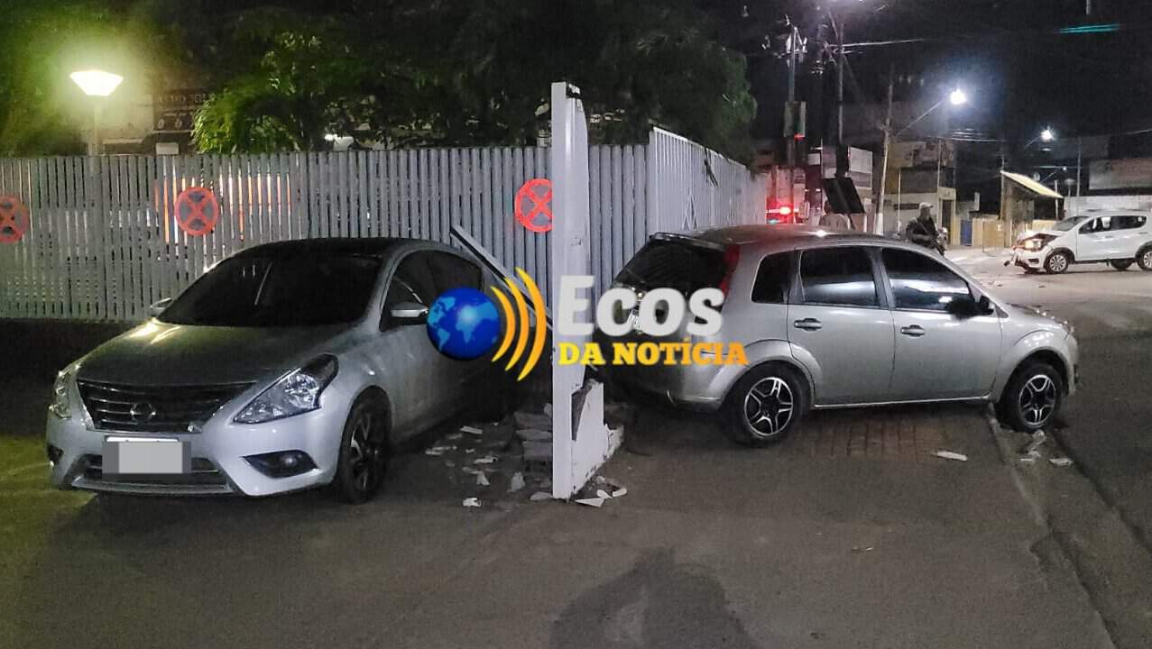 Acidente entre dois automóveis quebra muro do Pronto Socorro de Rio Branco