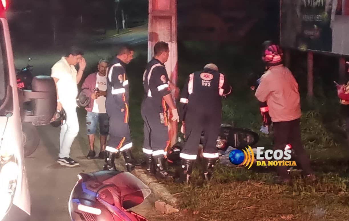 Mulher sai do pagode de motocicleta, colide contra poste de energia e morre