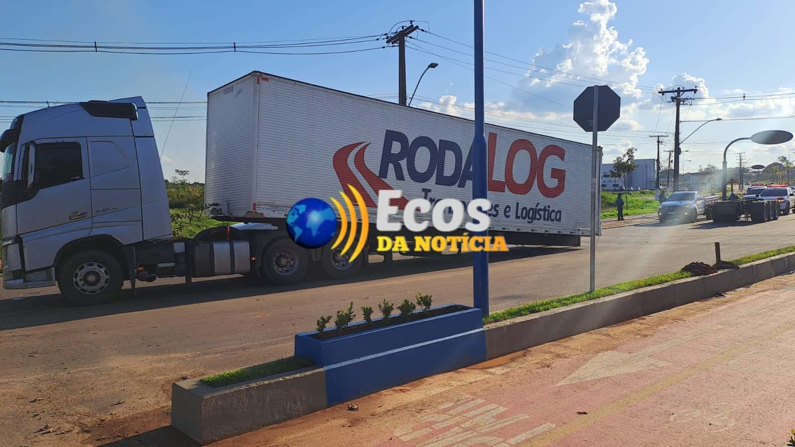 Eixo de caminhão desloca e quase causa um grave acidente na Via Chico Mendes