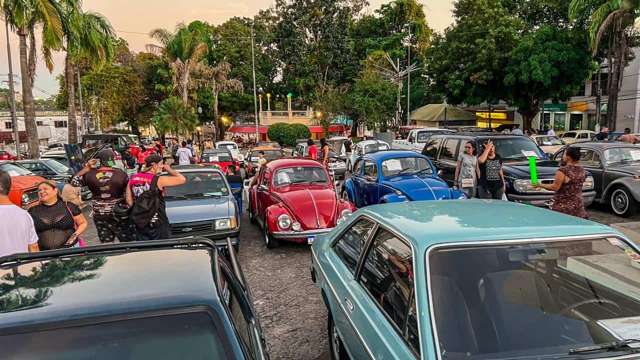 Evento no centro de Rio Branco reúne mais de 130  automóveis antigos; veja fotos