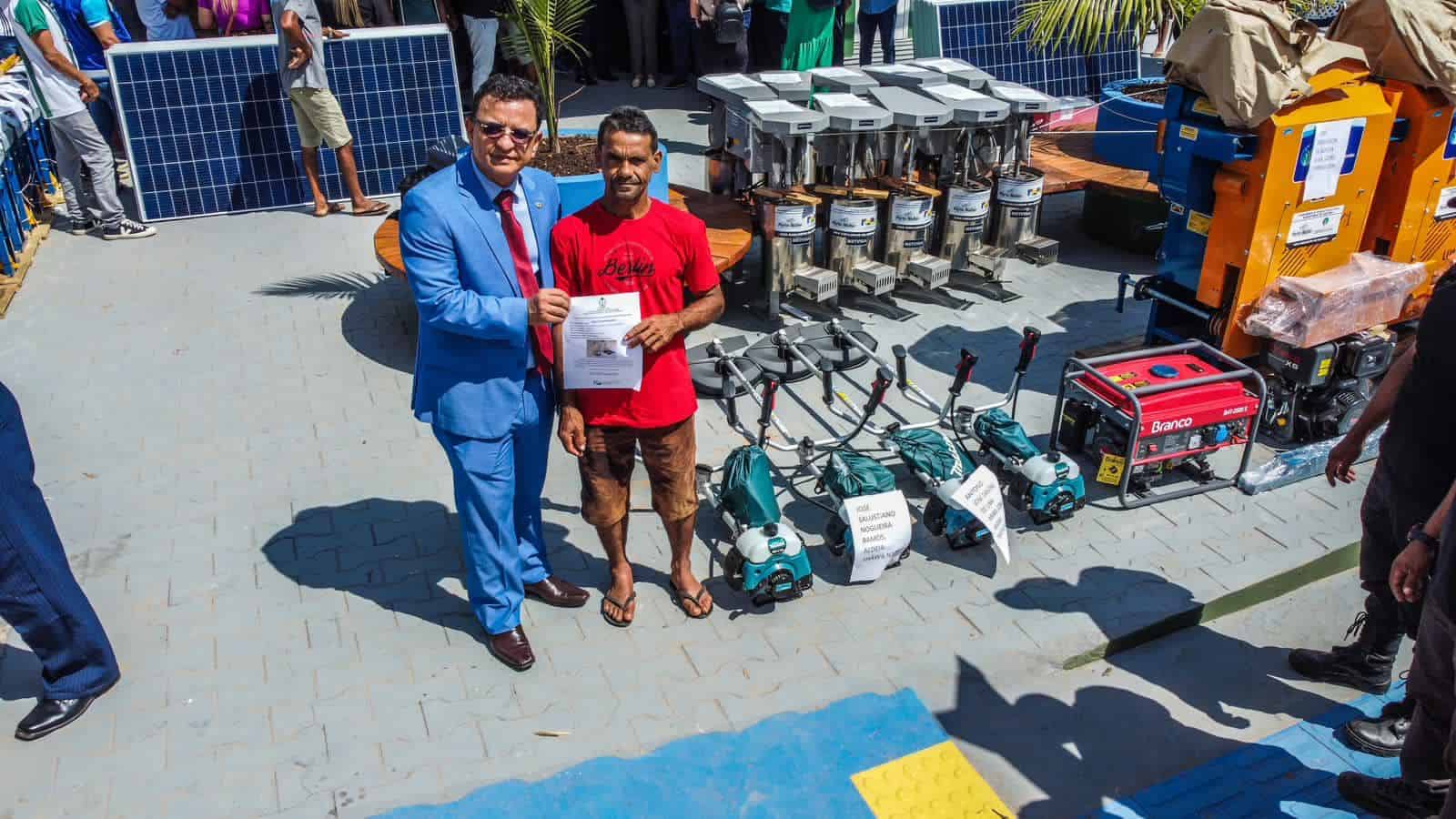 Luiz Gonzaga participa do aniversário de Porto Walter e entrega equipamentos