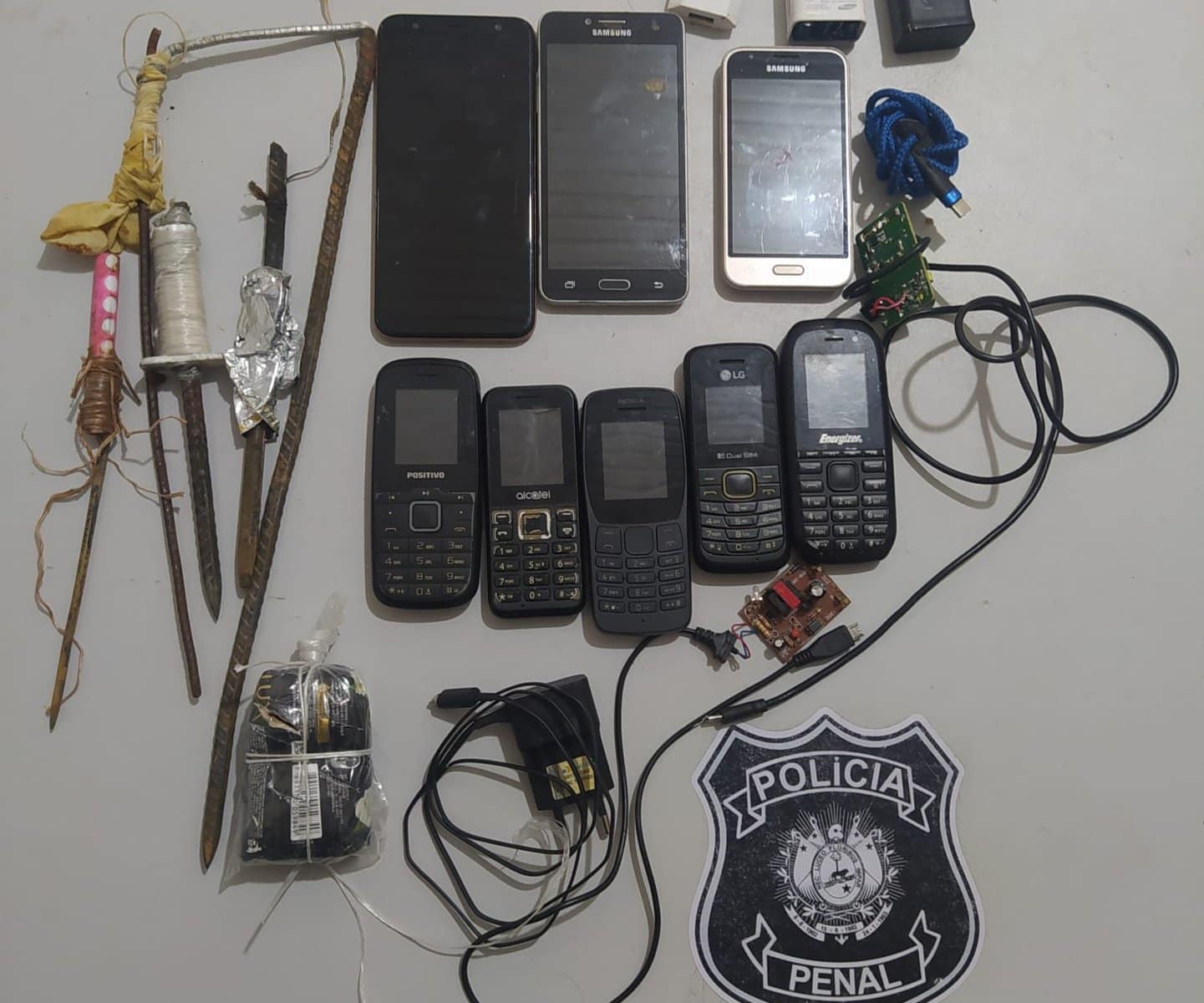 Polícia desencadeia operação e apreende armas artesanais e celulares no presídio
