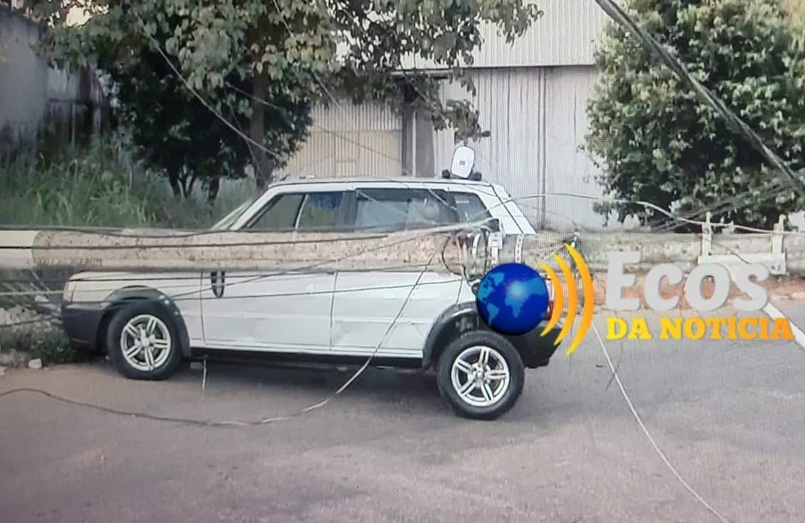 Automóvel colide em poste de iluminação e interdita parte da  Getúlio Vargas