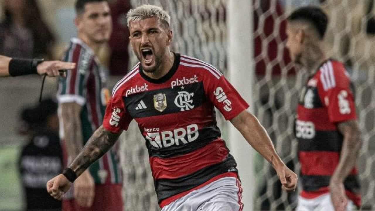 Com gols de Arrascaeta e Gabigol, Flamengo bate o Fluminense e avança na Copa do Brasil