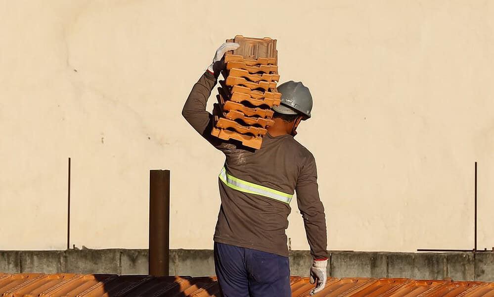 construcao_civil_2306219897 Rio de Janeiro - Trabalhadores da construção civil, operários reformam telhado de imóvel em obras no Centro do Rio. (Fernando Frazão/Agência Brasil)