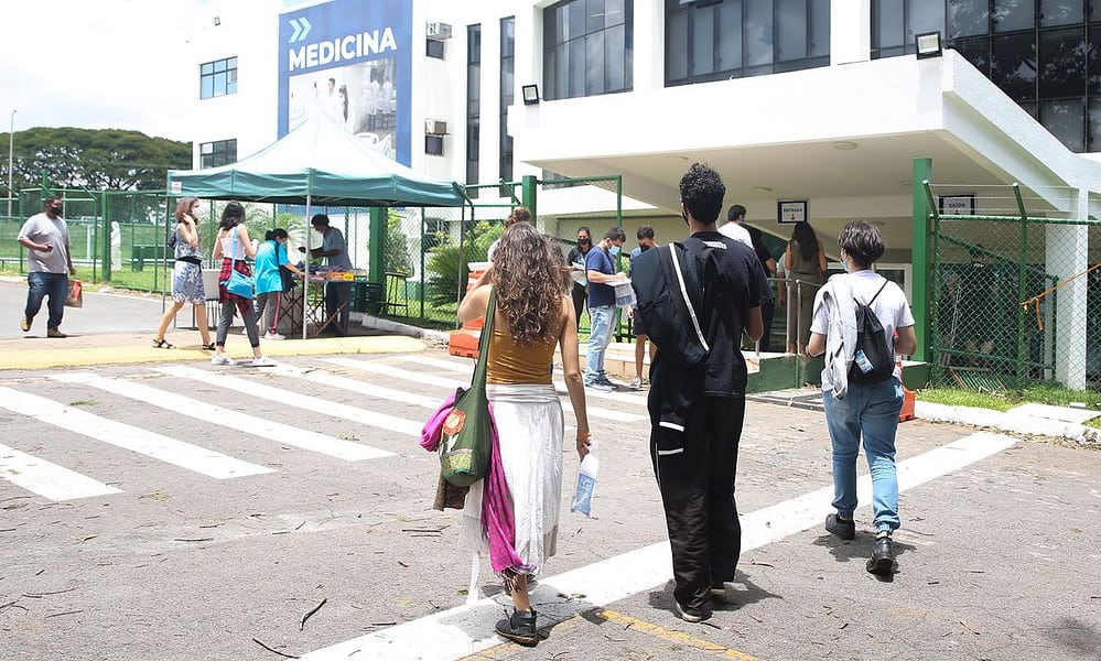 Participantes do Exame Nacional do Ensino Médio (Enem) 2021 fazem, neste domingo (28), segundo dia de avaliação, provas de matemática e de ciência da natureza.