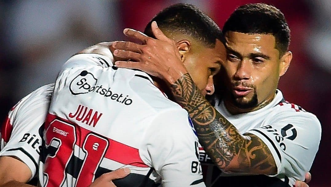 São Paulo vence o Tigre por 2 a 0 e confirma liderança do grupo D
