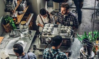 imagem-aerea-de-atendentes-de-uma-cafeteria-atendendo-clientes-08062023111955387