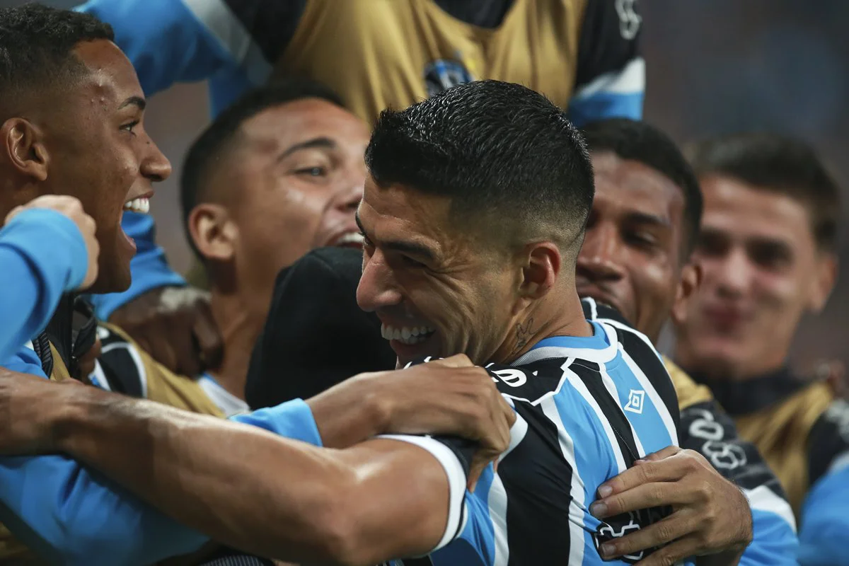 Grêmio vira sobre o América-MG e volta ao G-4 do Brasileirão