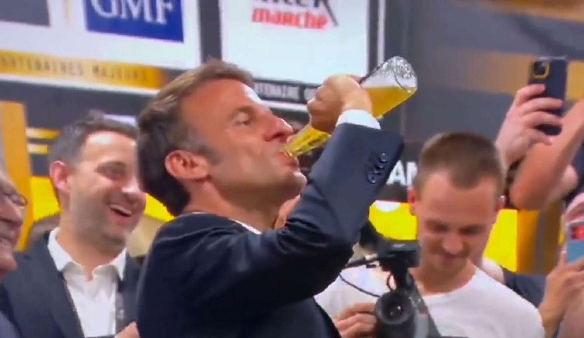 Emmanuel Macron vira garrafa de cerveja em 17 segundos e gera polêmica na França