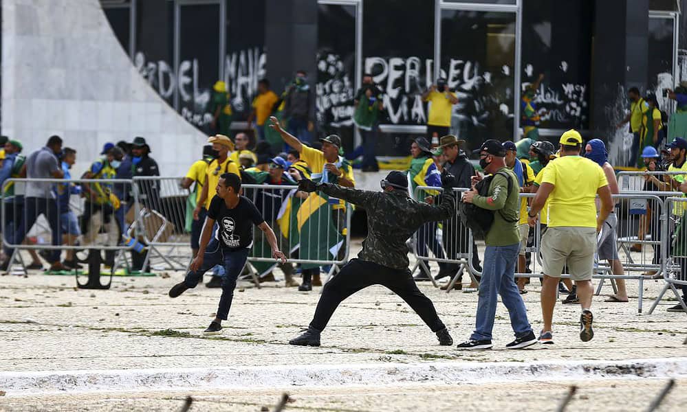 Manifestantes invadem Congresso, STF e Palácio do Planalto. Manifestantes invadem Congresso, STF e Palácio do Planalto.