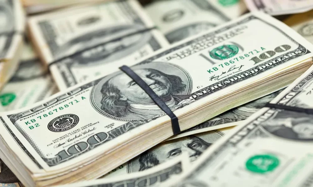 muitas-notas-de-dolares-dos-eua (2) muitas-notas-de-dolares-dos-eua (2)