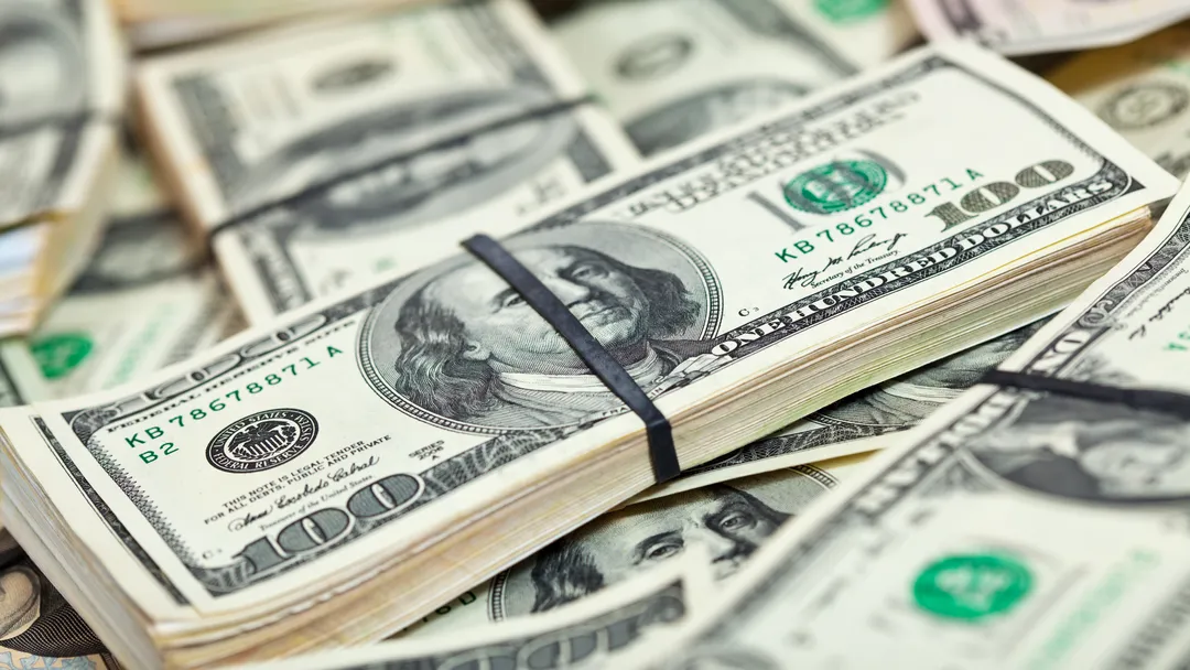 Dólar sobe quase 2% após corte nos juros; entenda os fatores que explicam a alta