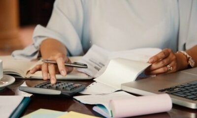 mulher-faz-as-contas-usando-calculadora-12052023140933985 mulher-faz-as-contas-usando-calculadora-12052023140933985