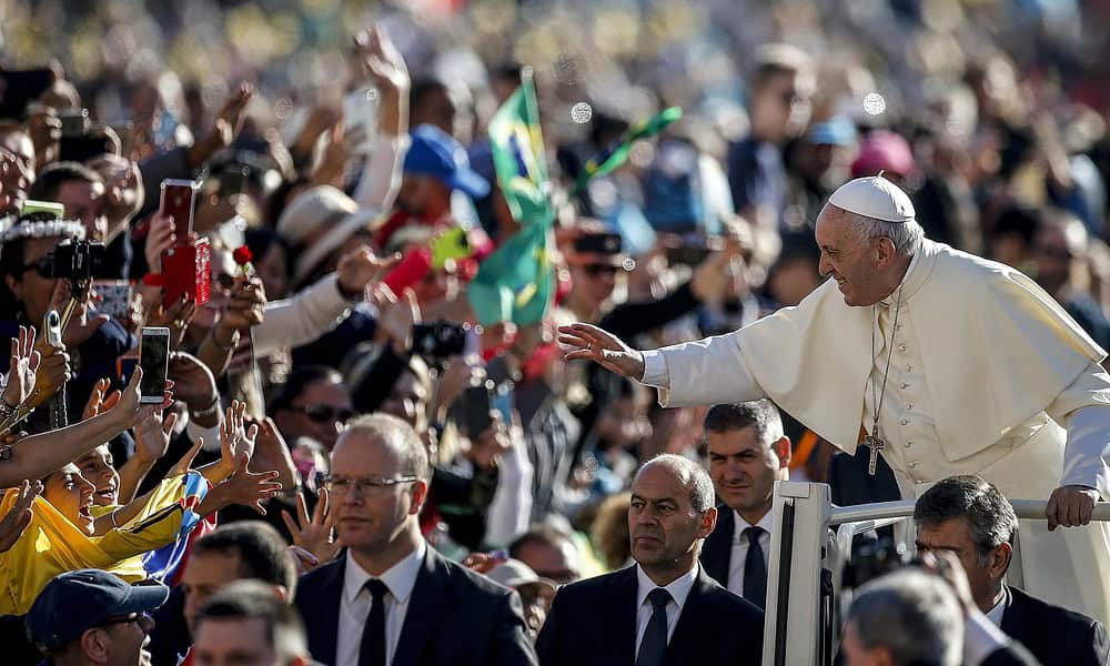 AUDIENCIA GENERAL DE LOS MIÉRCOLES EPA053. CIUDAD DEL VATICANO (VATICANO), 11/10/2017.- El papa Francisco saluda a los fieles a su llegada a la audiencia general de los miércoles en la plaza de San Pedro del Vaticano, hoy, 11 de octubre de 2017. EFE/ Fabio Frustaci
