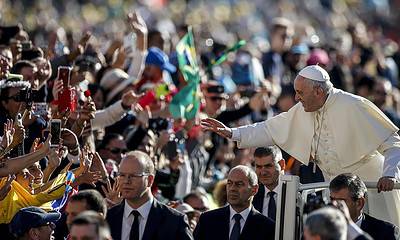 EPA053. CIUDAD DEL VATICANO (VATICANO), 11/10/2017.- El papa Francisco saluda a los fieles a su llegada a la audiencia general de los miércoles en la plaza de San Pedro del Vaticano, hoy, 11 de octubre de 2017. EFE/ Fabio Frustaci