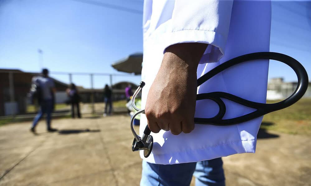 Médicos chegam ao local de prova para a segunda etapa do Exame Nacional de Revalidação de Diplomas Médicos Expedidos por Instituição de Educação Superior Estrangeira (Revalida) 2020, em Brasília.