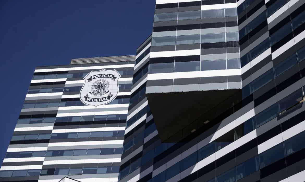 Polícia Federal combate fraude e lavagem de dinheiro em quatro estados e no DF
