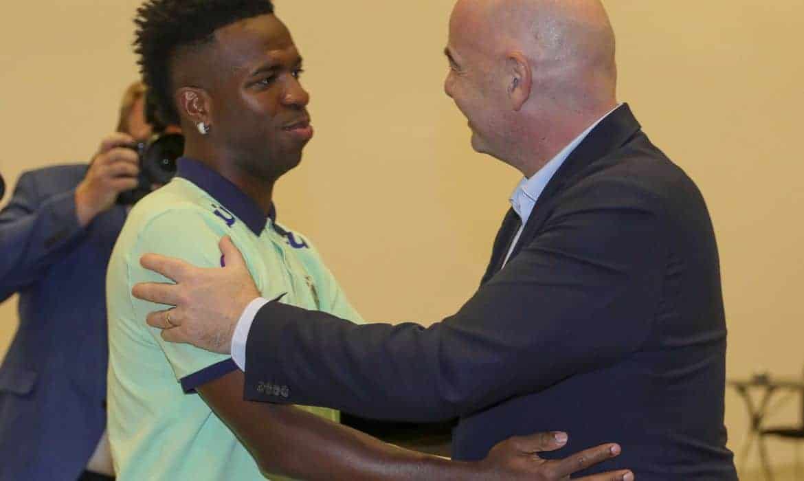 Vinicius Jr. comandará novo comitê especial antirracismo da Fifa, afirma Gianni Infantino