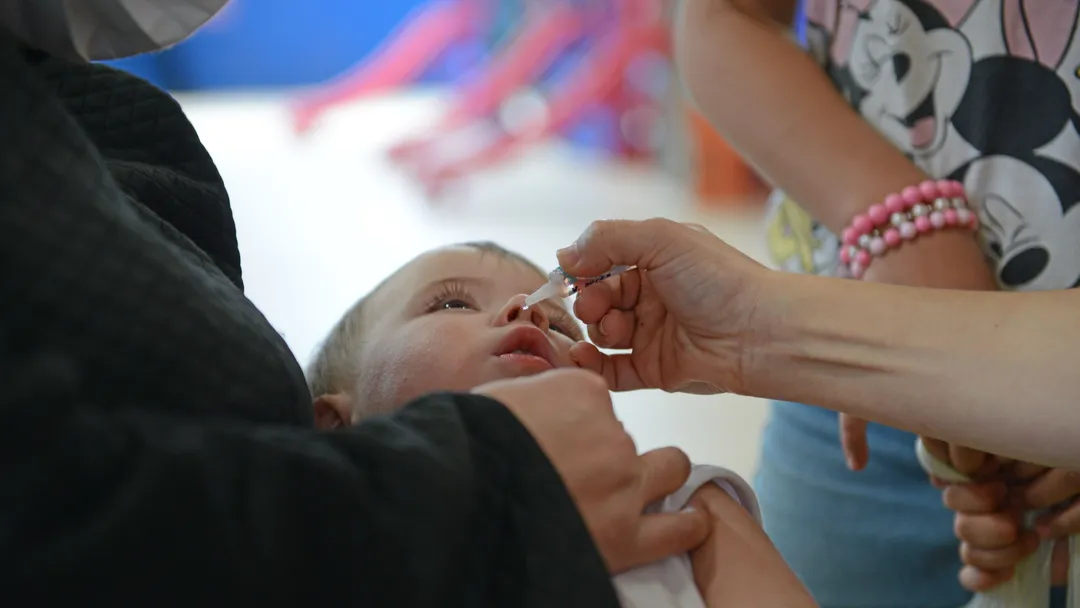 Vacina oral contra a poliomielite será trocada por injeção em 2024